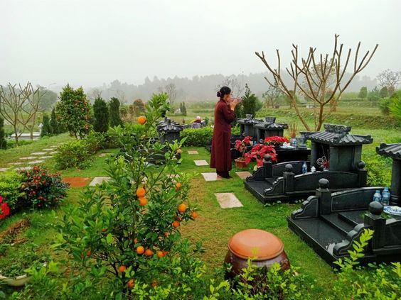 "Lễ cúng mộ đơn giản ngày mùng Một với hoa quả và nhang đèn"